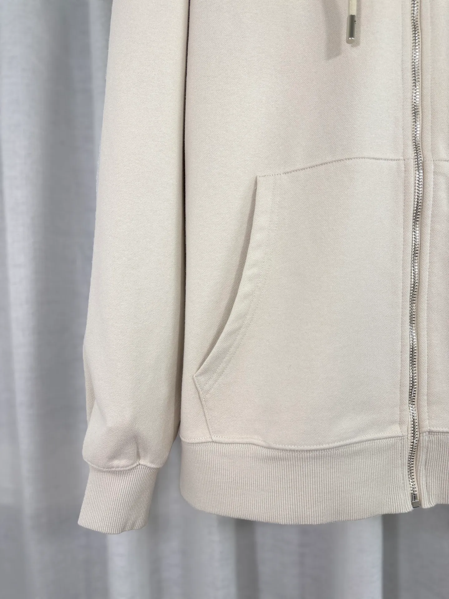 P340 top version, real shot without P, ​​different from market currency) 𝗖𝗵𝗿𝗼𝗺𝗲 𝗛𝗲𝗮𝗿𝘁𝘀/Cro Heart 2025 washed patch embroidery autumn and winter new original single counter American laser patch 3D three-dimensional color embroidery couple casual cardigan sweatshirt 👑The highest version! Customized fabric 480g tripe terry fabric! American acid-washed and distressed original fabric, laser burning + patch embroidery, exquisite embroidery of letters! The best-selling model in the counter, very comfortable to wear. Accessories: original molded and authenticated collar label➕100% silk wash label. Genuine purchase-grade original hangtag➕matching hanging rope➕3D hanging beads➕original packaging bag. Craftsmanship: The original version has consistent wiring! The highest version of the armhole matching technique! Color: Apricot Black Size: S M L XL Style Number: 25-319